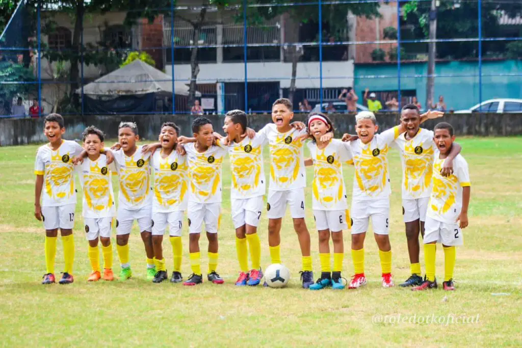 Centro de treinamento oferece escolinha de futebol gratuita para jovens e crianças em Vila Nova de Colares