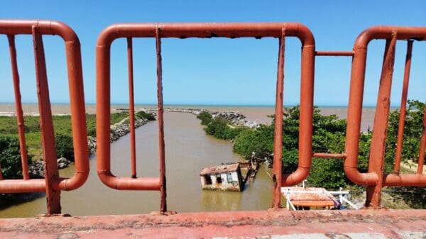 Moradores de Jacaraípe denunciam ponte sucateada na Praça Encontro das Águas