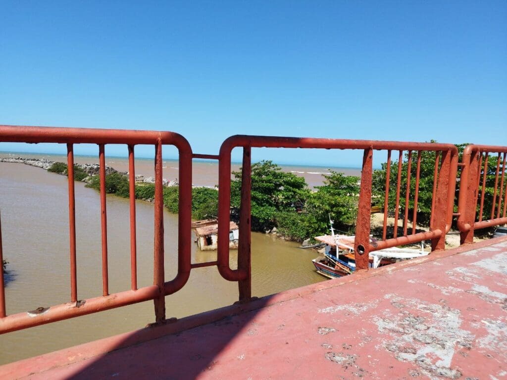 Vídeo: moradores de Jacaraípe denuncia sucateamento da ponte na praça Encontro das Águas