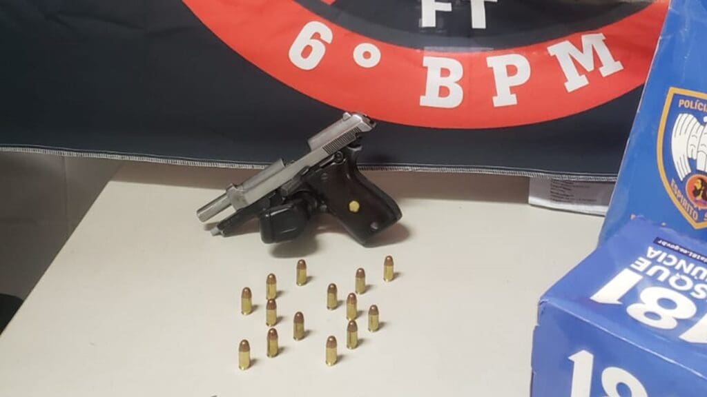 Força Tática arrocha biqueira e encontra sujeito vacilando de pistola em Belvedere