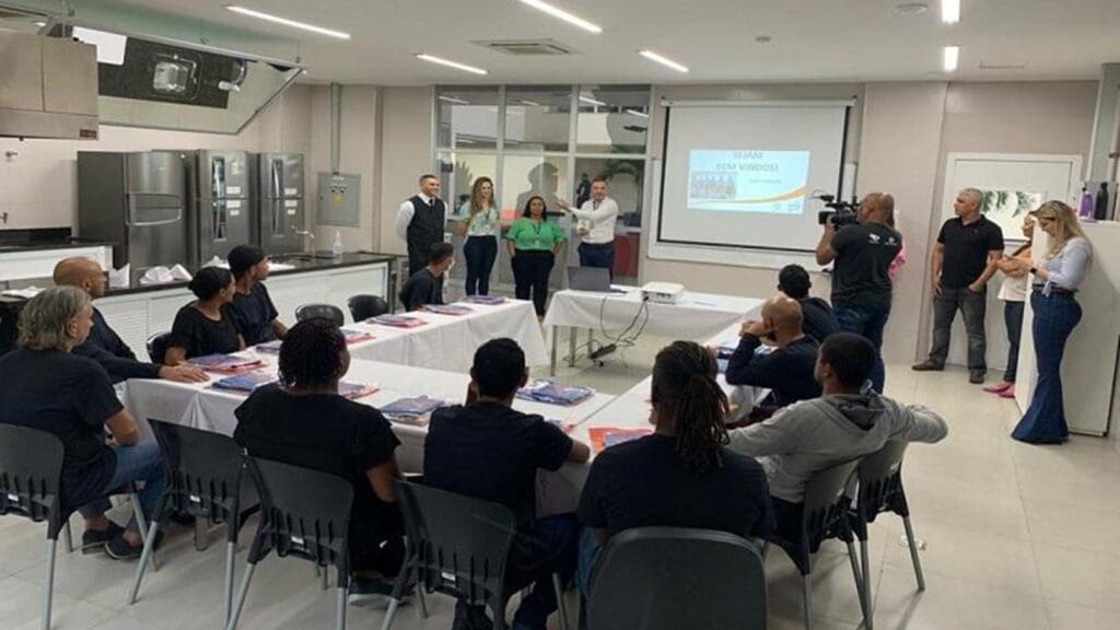 Curso de garçom voltado para pessoas em situação de rua na Serra