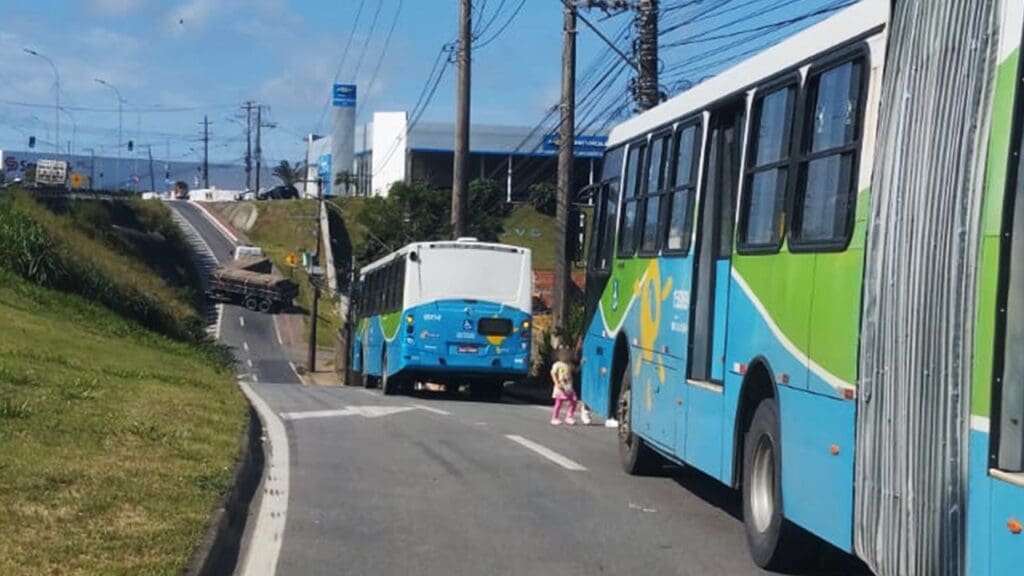 Carreta bitrem volta para trás na Serra e acaba fazendo L na BR-101