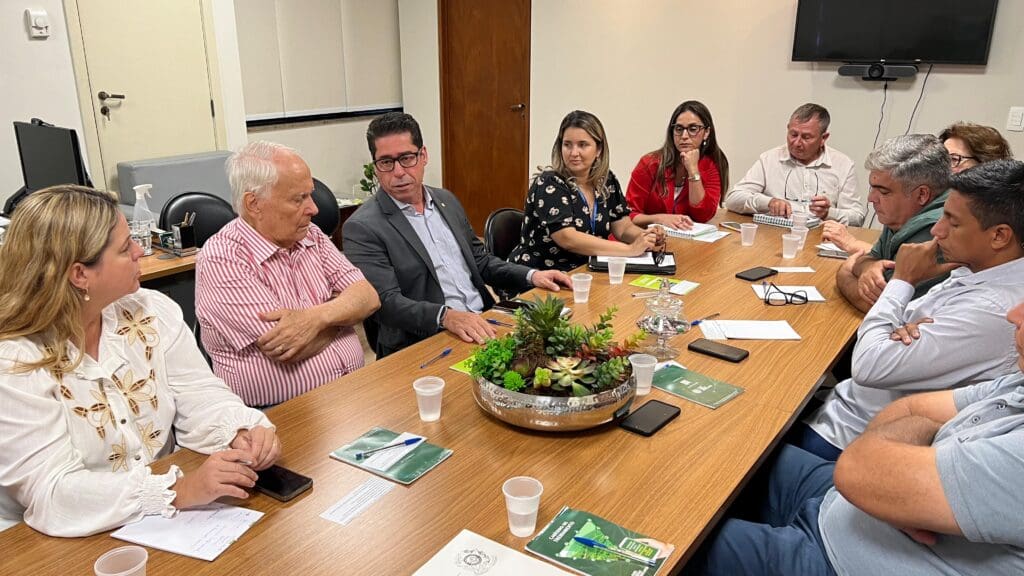 Presidente da FAESA e da ALES conversam durante reunião sobre a AGROLEGIS