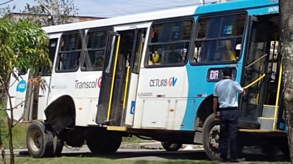 Vídeo: Ônibus Transcol chama a atenção de moradores após perder rodas traseiras na Serra