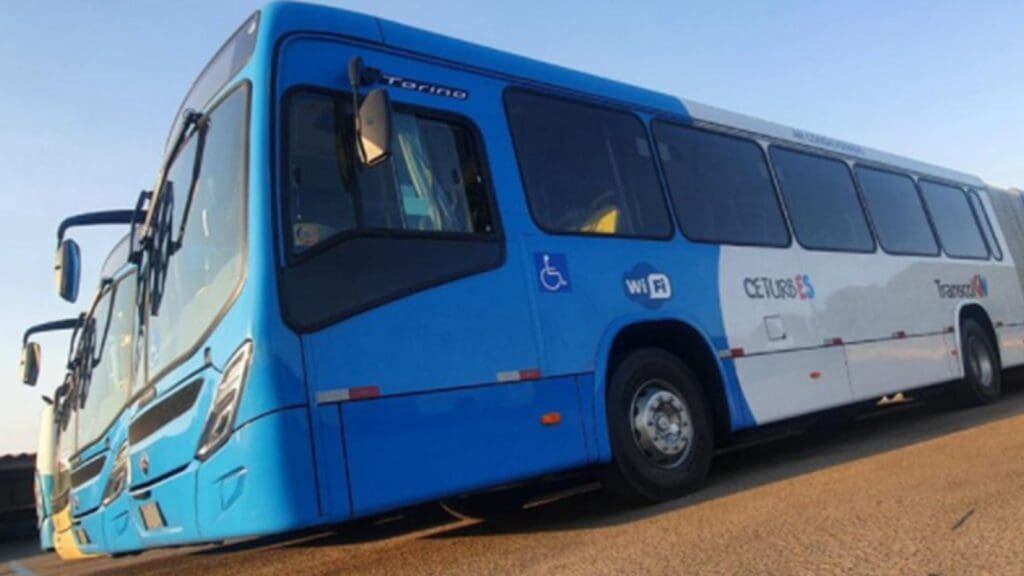 Novas conexões dos ônibus do sistema Transcol beneficiam passageiros entre Cariacica e Serra ônibus da Ceturb estacionado no pátio