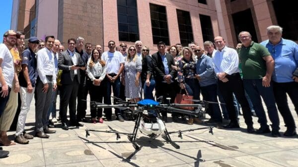 Presidente da ALES posa ao lado de drone na Assembleia