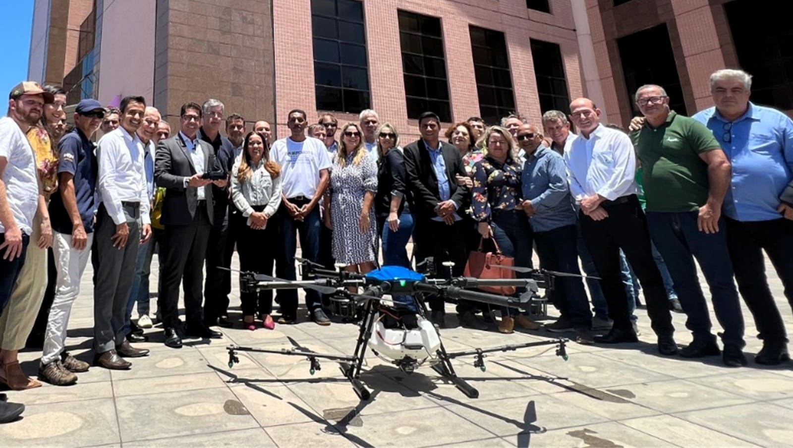 Presidente da ALES posa ao lado de drone na Assembleia
