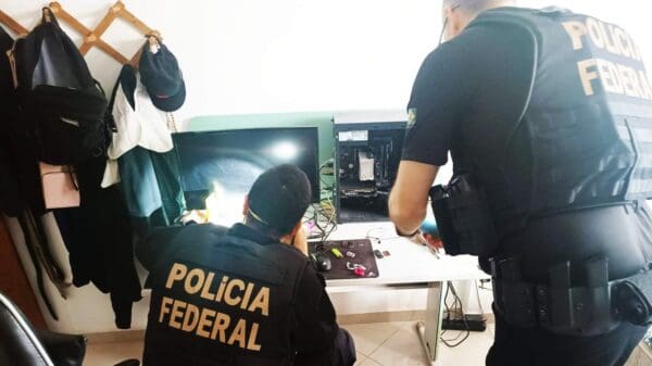 Polícia Federal cumpre mandado de busca na Serra.