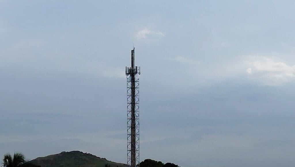 Tecnico cai de torre e fraturas as pernas na Serra.