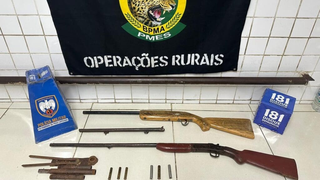 Polícia Militar realiza apreensões de armas durante patrulhamento em area de mata protegida na Serra.