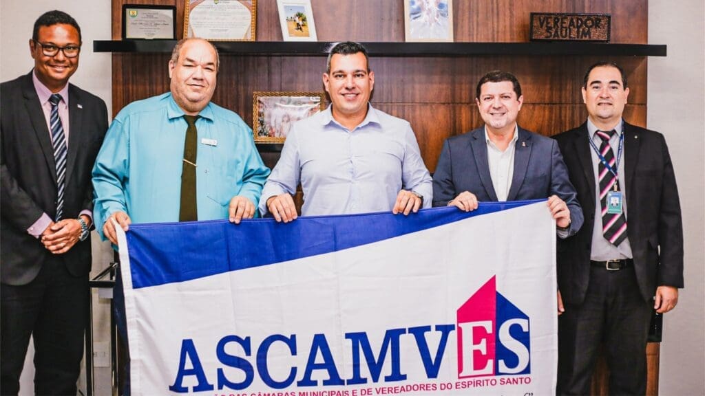 Câmara da Serra recebe proposta de filiação à Associação de Vereadores do ES Saulinho recebe representantes da ASCAMVES na Câmara da Serra