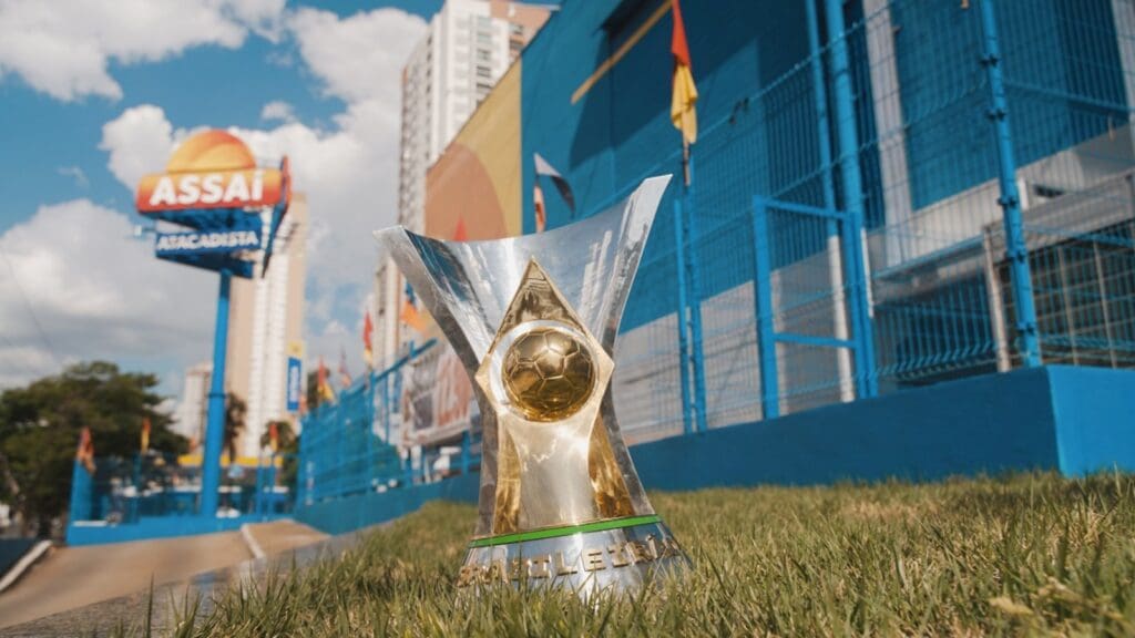 Taça do Brasileirão 2023 em exposição no Assaí Atacadista Serra