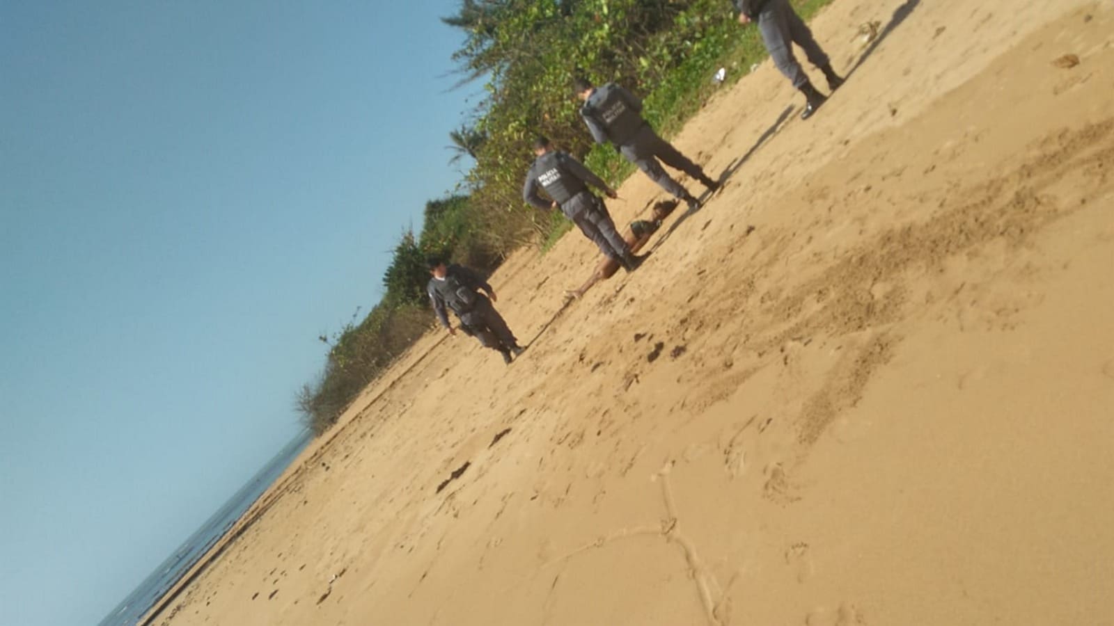 Jovem travesti é encontrada morta com marcas tiros na praia de Jacaraípe