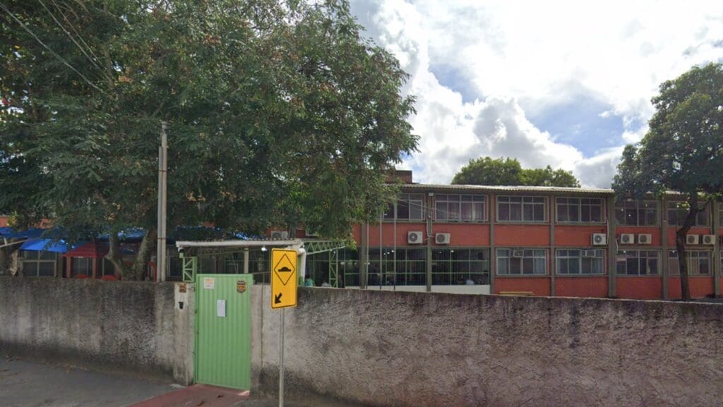 Aluno é flagrado armado com faca dentro de escola municipal na Serra Aluno é flagrado armado com faca dentro de escola municipal na Serra