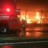 Vídeo: Corpo de Bombeiros combate incêndio em revendedora de veículo na Serra