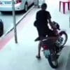Sujeito rouba moto na maior cara de pau em plena luz do dia na Serra.