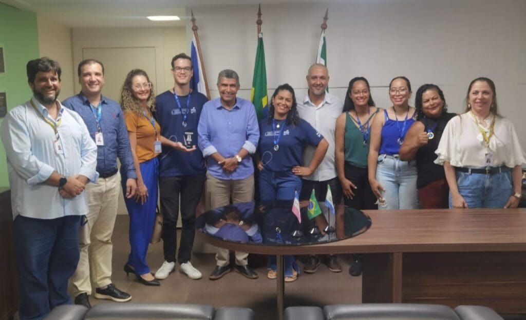 Alunos do SENAC visitaram o gabinete da PMS, alunos ao lado do Prefeitura da Serra, Sérgio Vidigal