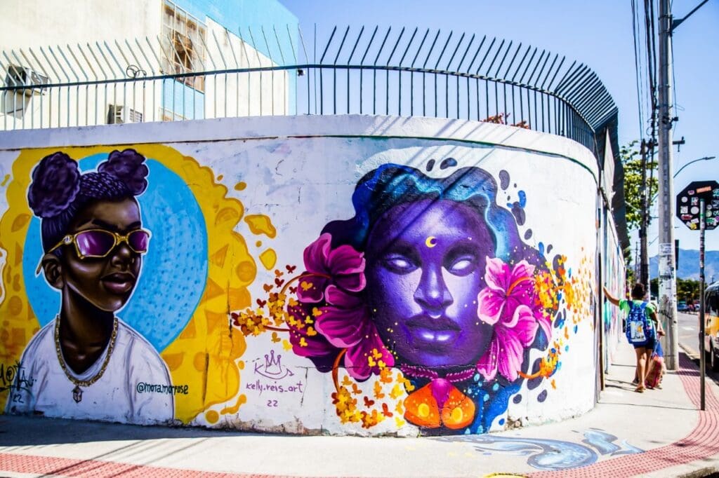 Um muro com grafites coloridos.