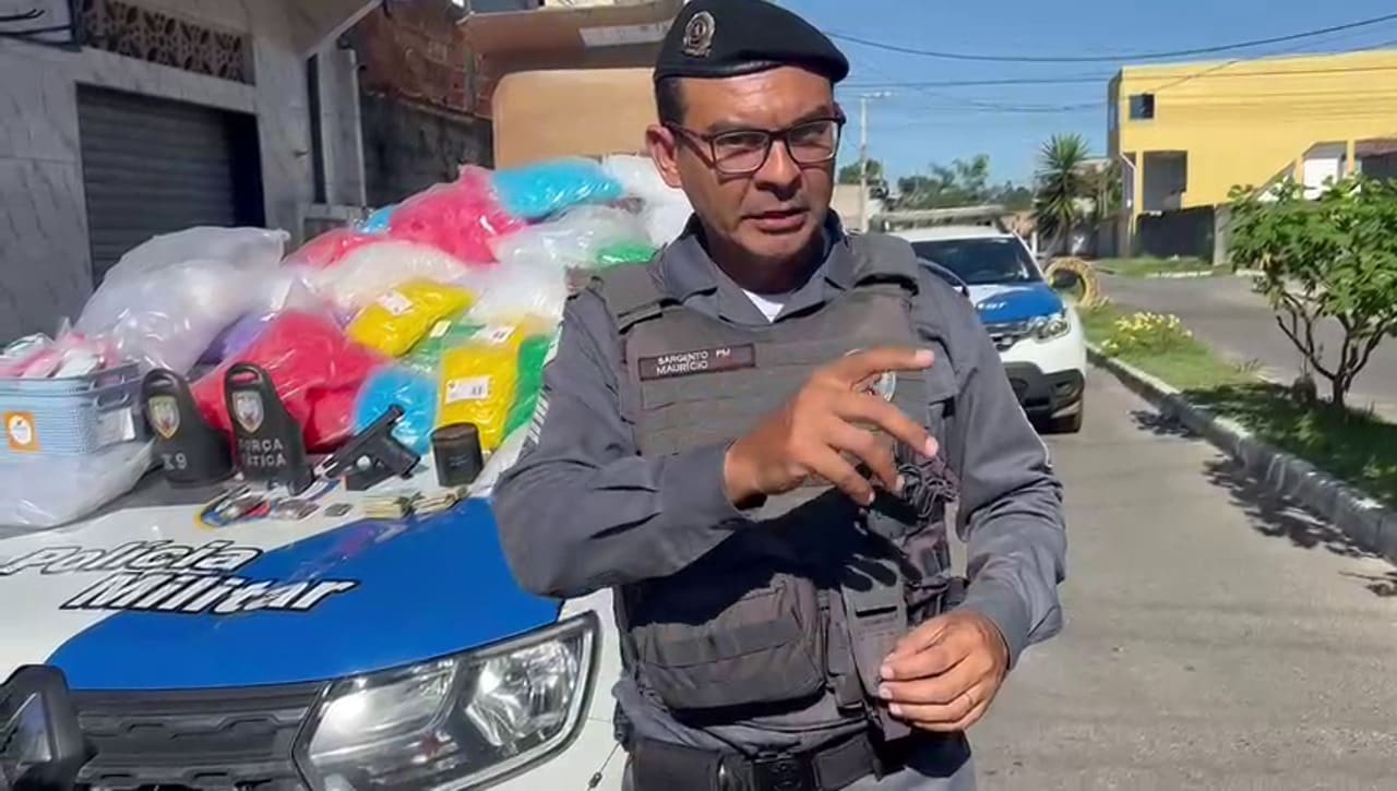 Polícia Militar encontra casa forrada com materiais do tráfico em Jacaraípe.