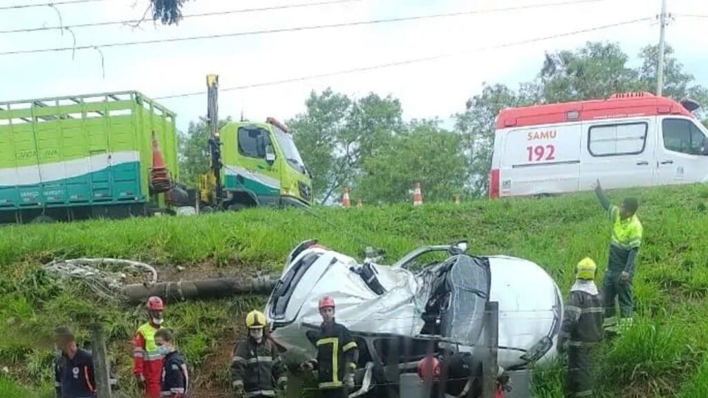 Acidente deixa 3 mortos e 4 feridos nas margens da BR-101.