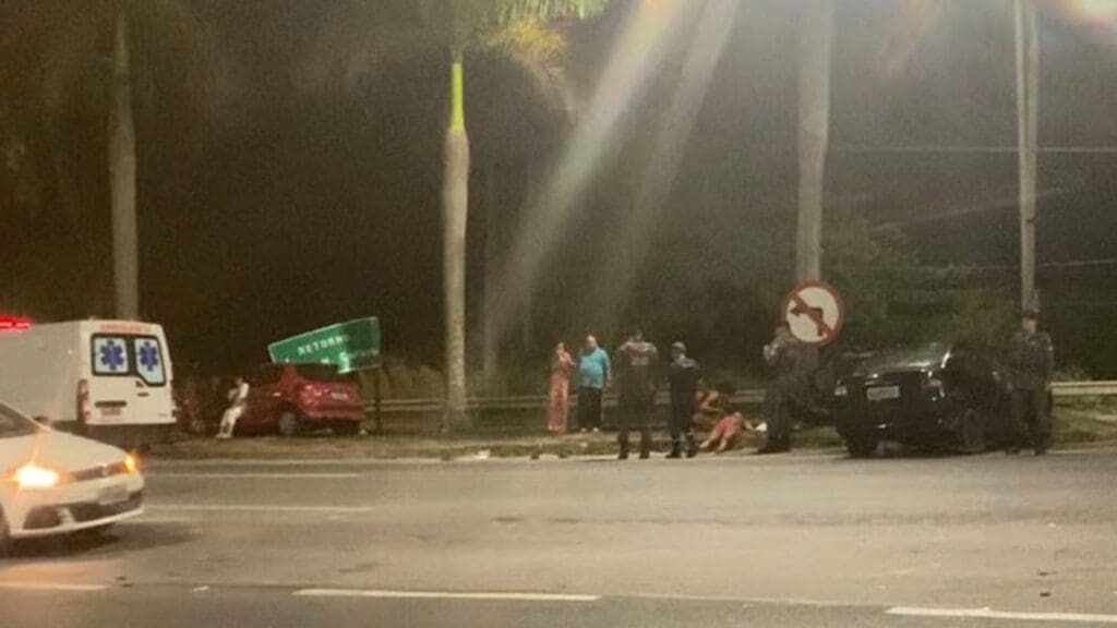 Vídeo: Grave acidente entre carros na BR-101 na altura do bairro Nova Carapina