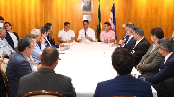 Marcelo Santos em reunião com empresários na ALES