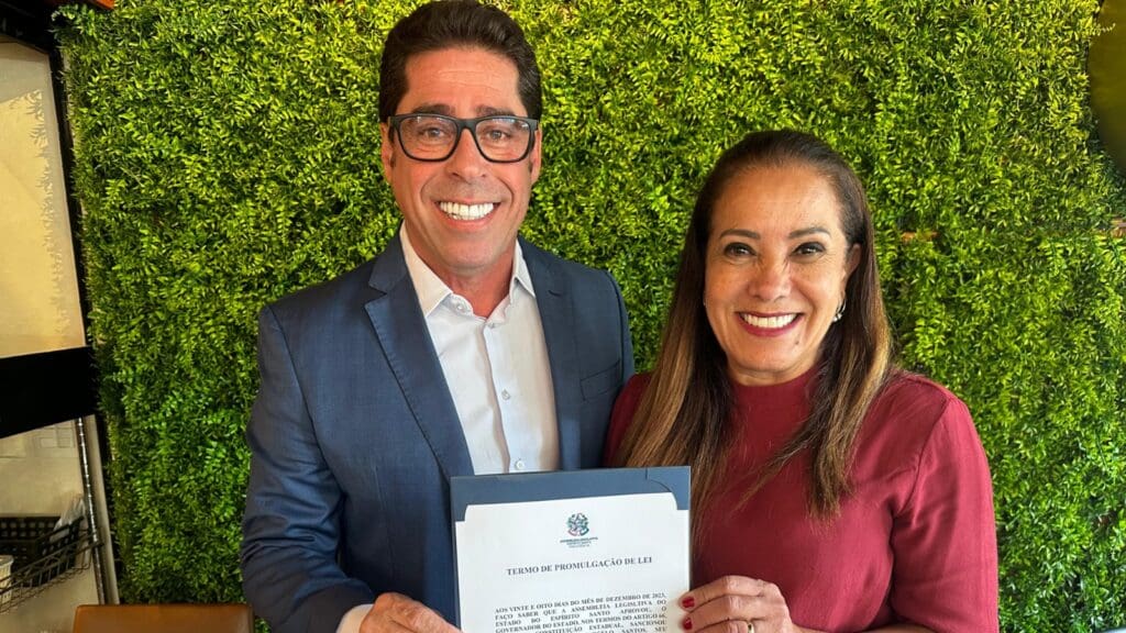 Deputados capixabas promulgam lei para garantir vagas de emprego a mulheres vítimas de violência no ES Deputado Marcelo Santos e Janete de Sá celebram lei para ajudar mulheres vítimas de violência doméstica no ES