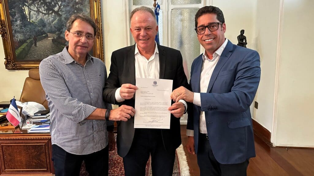 Marcelo Santos, presidente da ALES, ao lado de Renato Casagrande, governador do ES