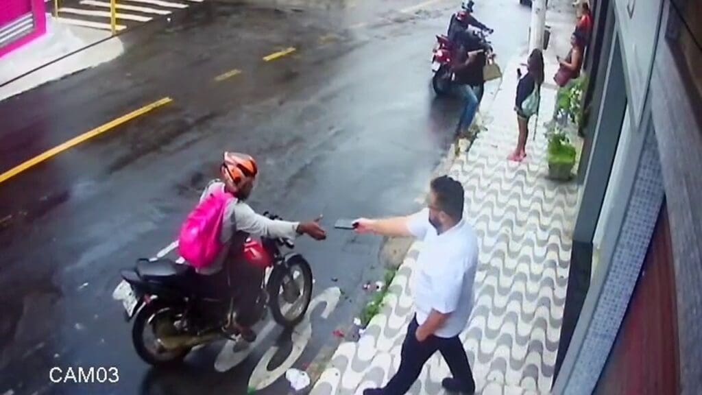 Quadrilha de motociclista depenam vítimas em ponto de ônibus em Cariacica.