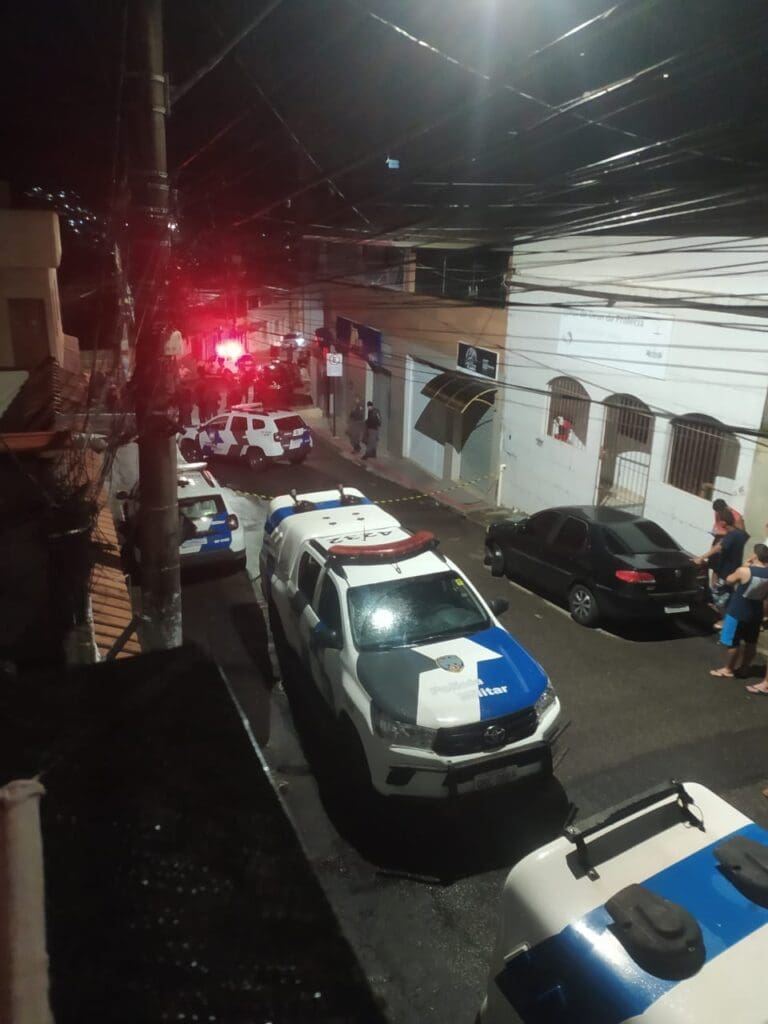 Local do homicídio, ocorrido no bairro Bonfim, com 5 viaturas da Polícia Militar cercando o local.