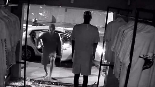 Vídeo: Quadrilha de assaltantes destroe entrada de loja com carro e fazem a limpa na Serra