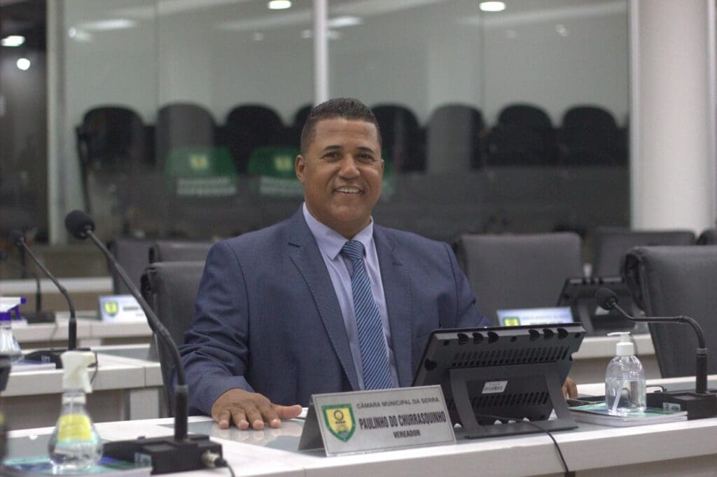 Vereador Paulinho do Churrasquinho (PDT) em sua cadeira na Câmara Municipal da Serra 