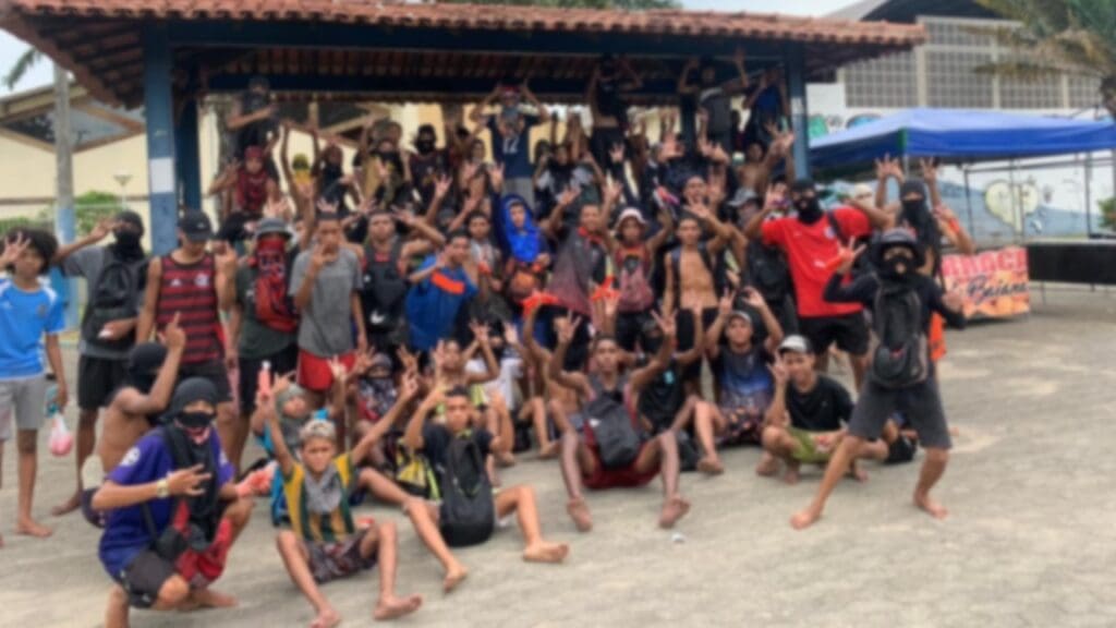 Adolescentes criar panico e caos durante Guerra de Sacolé em Porto Canoa.