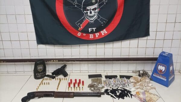 Equipes da Força Tatica e K9 capturam traficantes e apreendem armas e drogas na Serra.