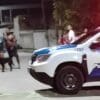 Assassinos de carro executam idoso a tiros no meio da rua no bairro Jardim da Serra