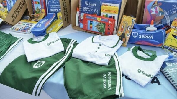 Prefeitura inicia entrega de uniformes e kits escolares em escolas da Serra.