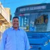 Paulinho do Churrasquinho ao lado de ônibus da linha Planalto Serrano