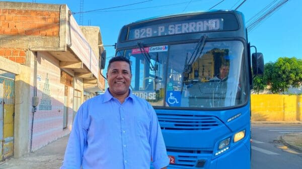 Paulinho do Churrasquinho ao lado de ônibus da linha Planalto Serrano