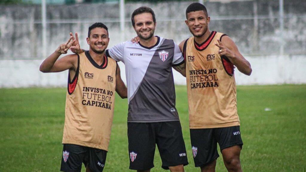 Elenco do Serra FC durante treinamentos de pré-temporada