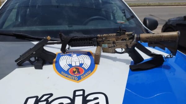 Polícia Militar encontra fuzil e pistola durante apoio a oficial de justiça na Serra