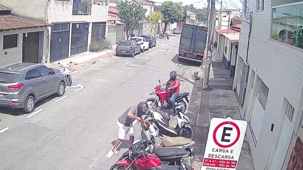 Assaltantes furtam moto durante a luz do dia na Serra.