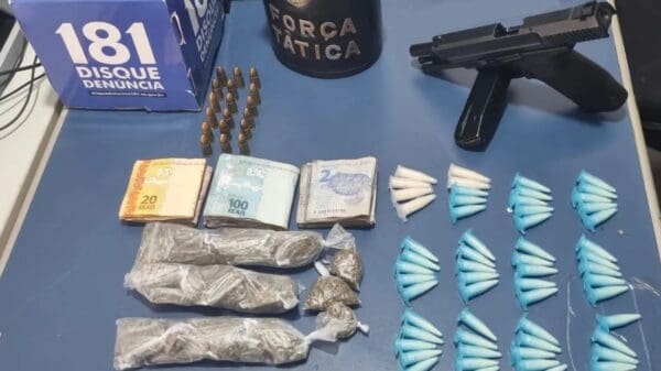 Polícia Militar apreende drogas e arma após denúncias anônimas na Serra.
