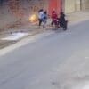 Camera de segurança flagra assaltantes em uma moto depenando duas vítimas em Jardim Limoeiro.