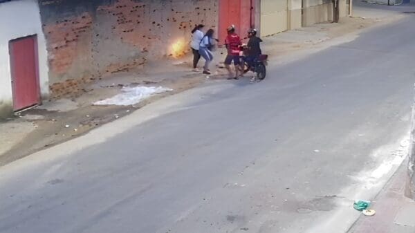 Camera de segurança flagra assaltantes em uma moto depenando duas vítimas em Jardim Limoeiro.