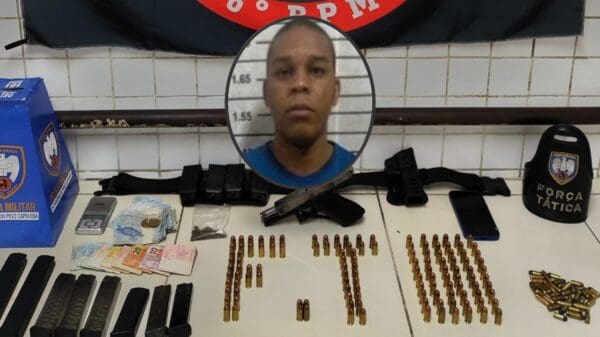 Força Tática arrocha e prende chefe do tráfico de Planalto Serrano em apartamento recheado de armas em Laranjeiras
