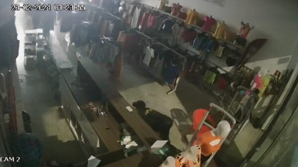 Bandido entra em loja arrastando e furta vários produtos na Serra.