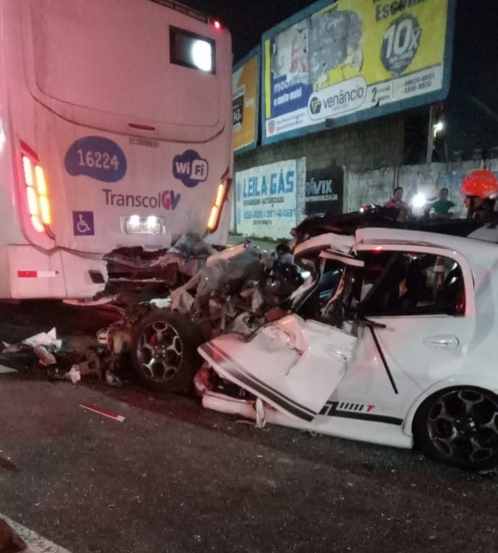 Um carro destruído após bater na traseira de um ônibus do Sistema Transcol na Serra.