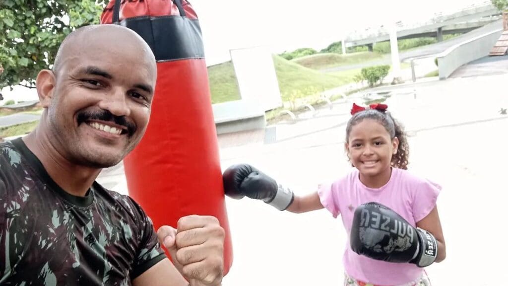 Projeto leva boxe gratuitamente para moradores da Serra.