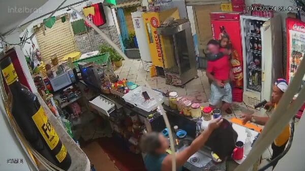 Assaltantes roubam moto de cliente em bar da Serra.