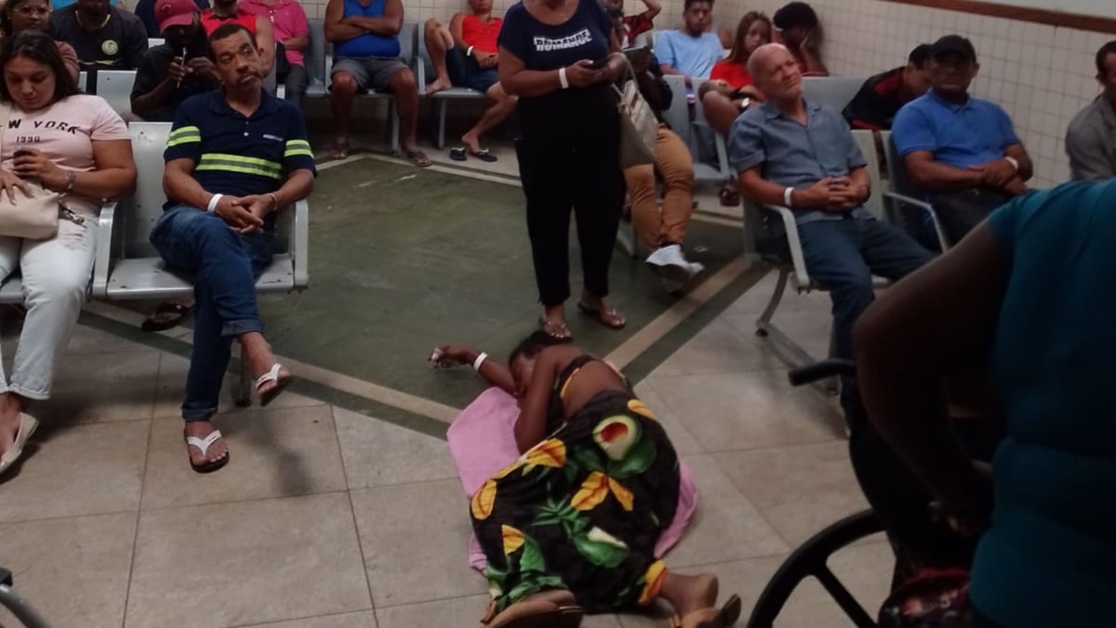 Imagem de mulher deitada no chão da UPA de Carapina